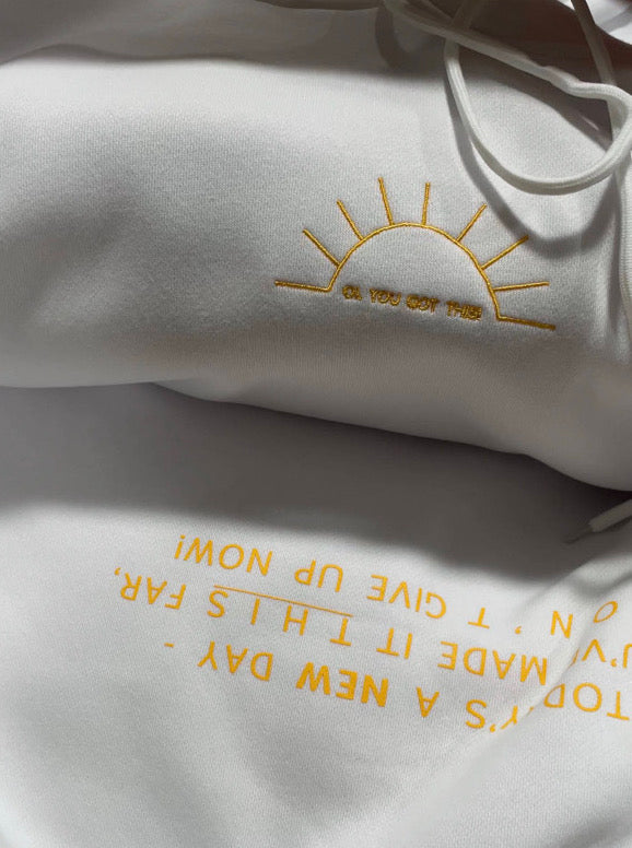 WHITE OVERSIZED HOODIE.